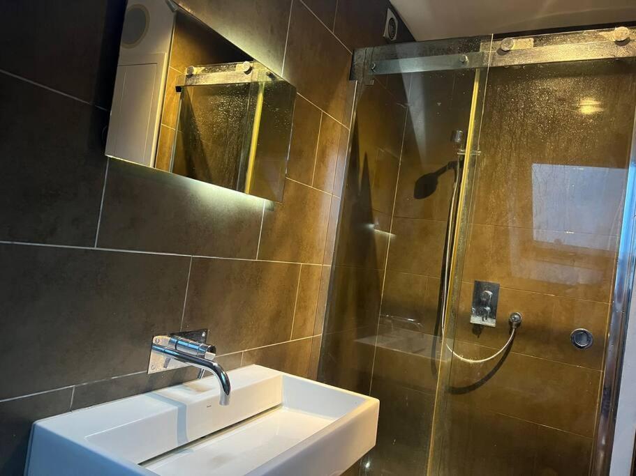 Four Bedroom Modern Victorian Wandsworth House Ferienhaus London