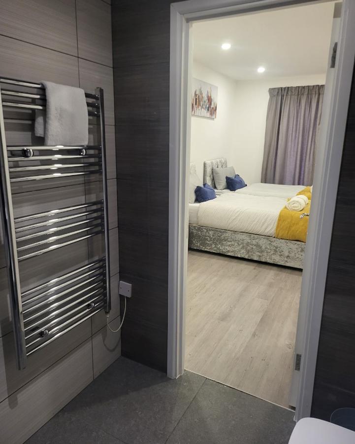 2 Bedrooms 2 Baths, 3 Toilets Excel And City Airport O2 Sleeps Up To 5, * London