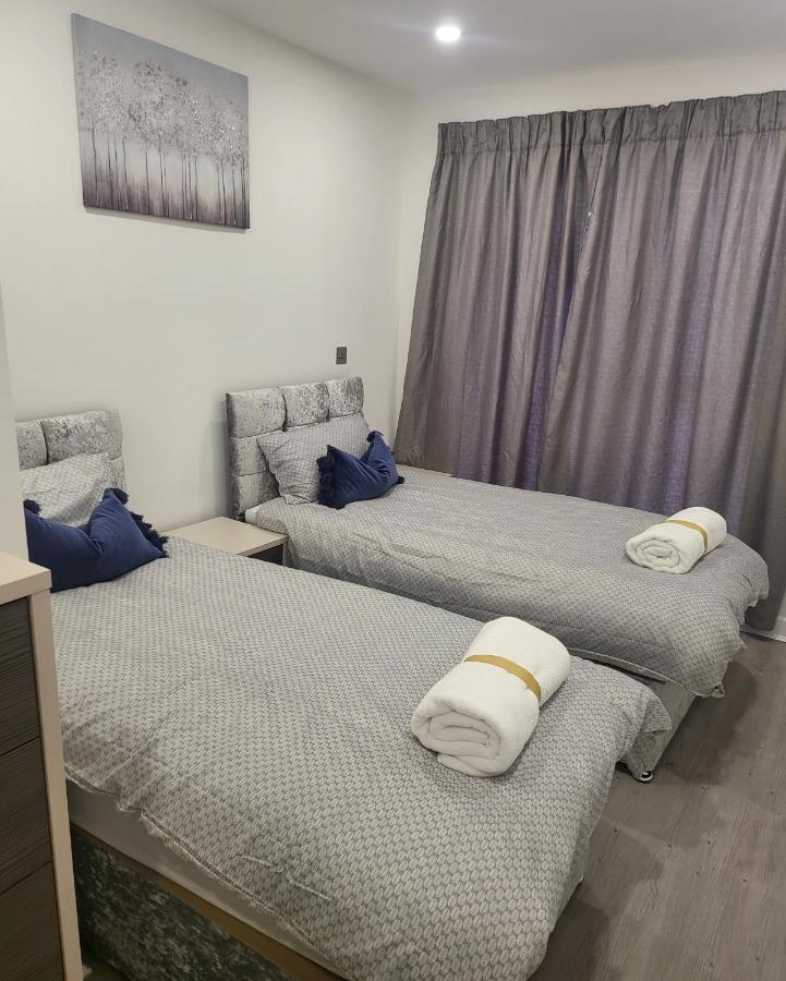 2 Bedrooms 2 Baths, 3 Toilets Excel And City Airport O2 Sleeps Up To 5, London