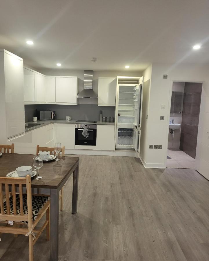 2 Bedrooms 2 Baths, 3 Toilets Excel And City Airport O2 Sleeps Up To 5, Apartment *