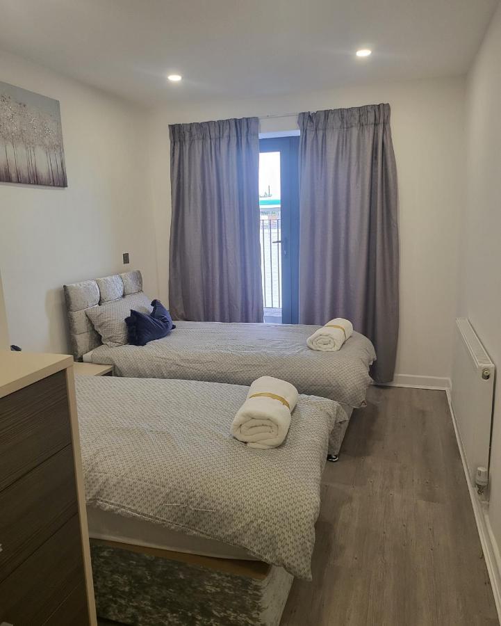 2 Bedrooms 2 Baths, 3 Toilets Excel And City Airport O2 Sleeps Up To 5, *