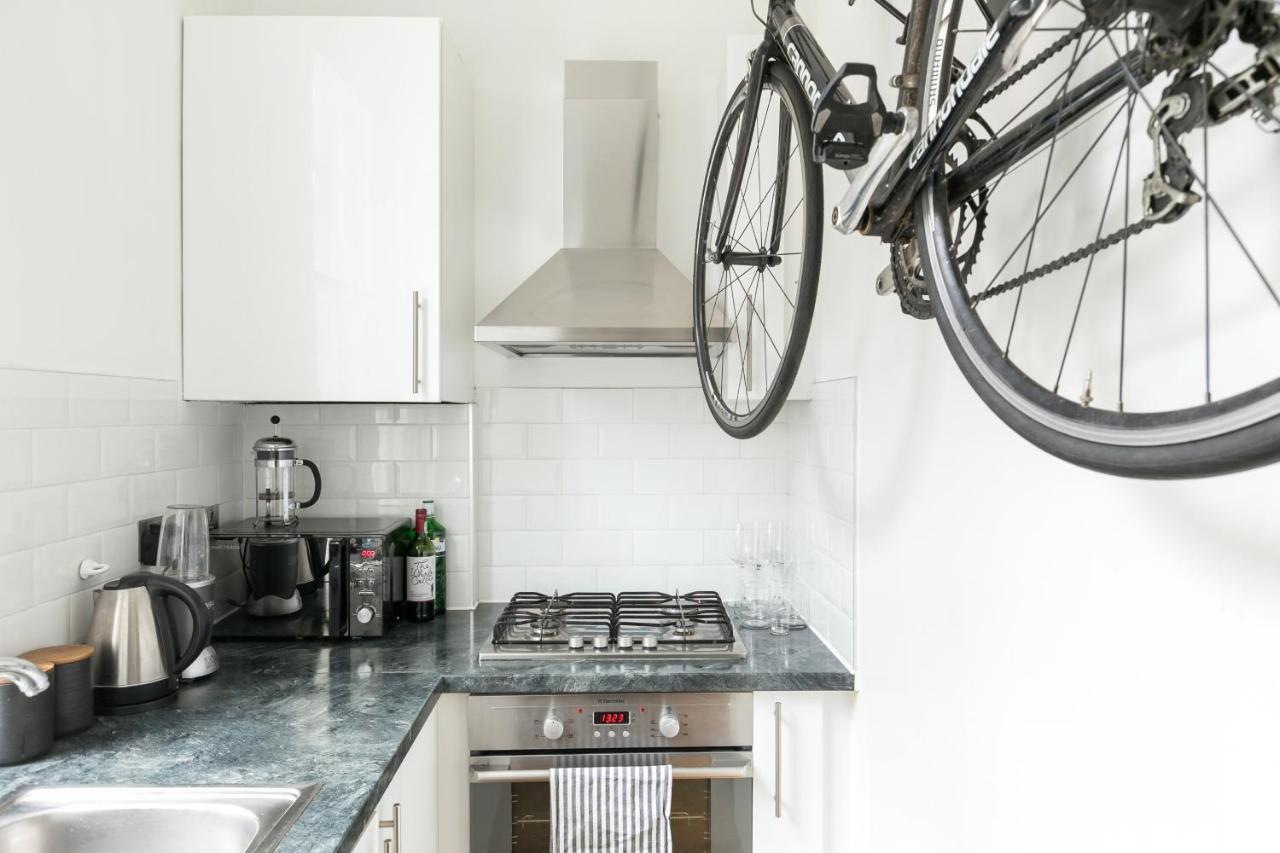 Light Filled With View Of Regents Park Apartment London