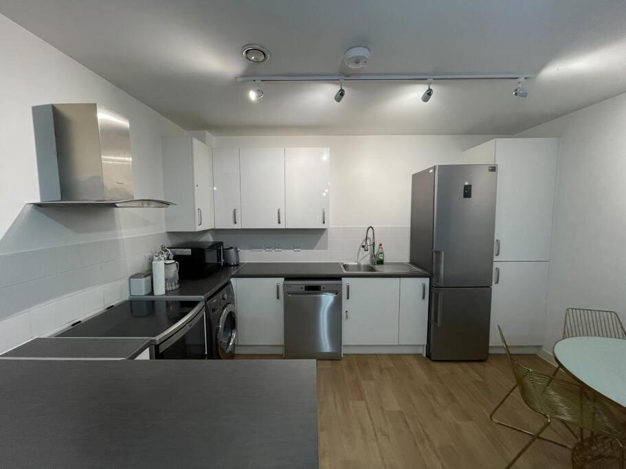 Appartement Spacious 2 Bedroom Modern Flat & Parking Londen