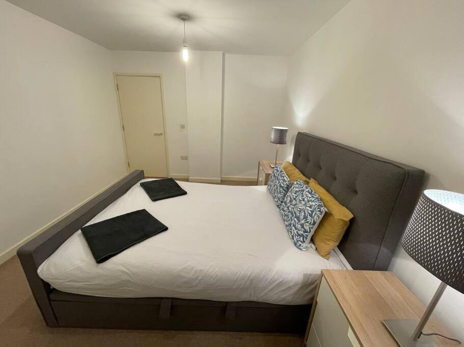 Spacious 2 Bedroom Modern Flat & Parking Appartement *