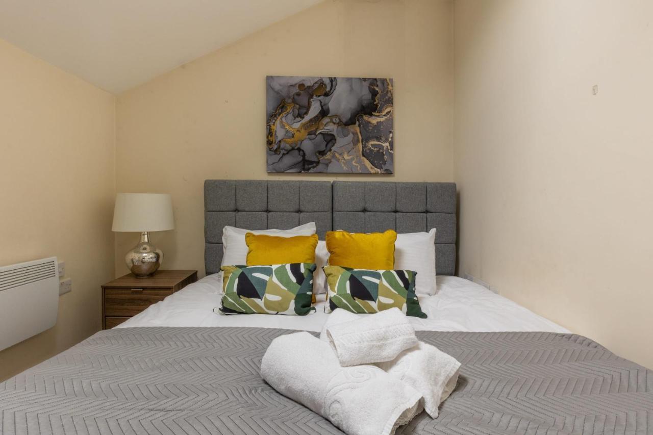 Modern 1 Bed Attic In Brixton Apartment London