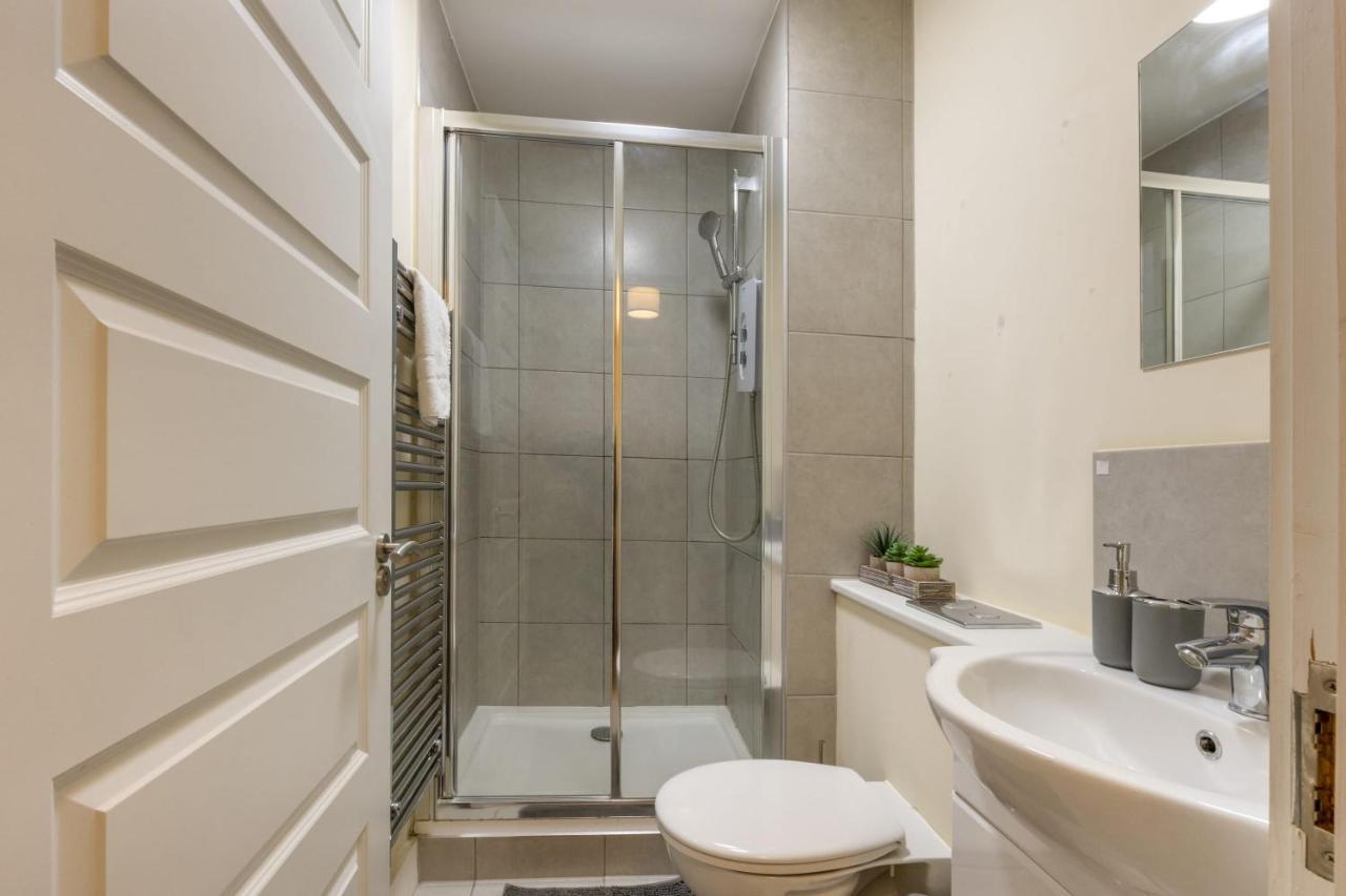 Apartment Modern 1 Bed Attic In Brixton *