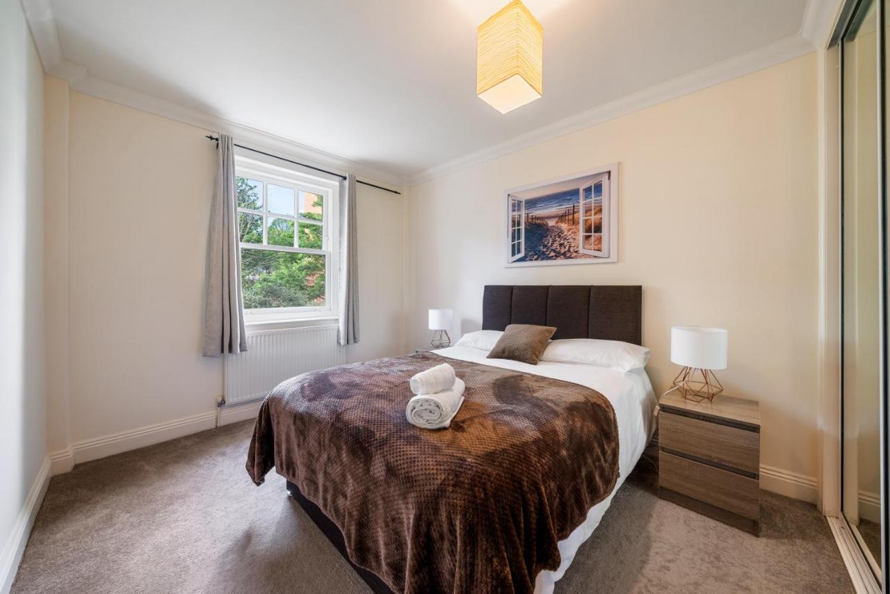 Terrific 2 Bed 2 Bath Apt With Gym & Roof Terrace -12 Mins From *