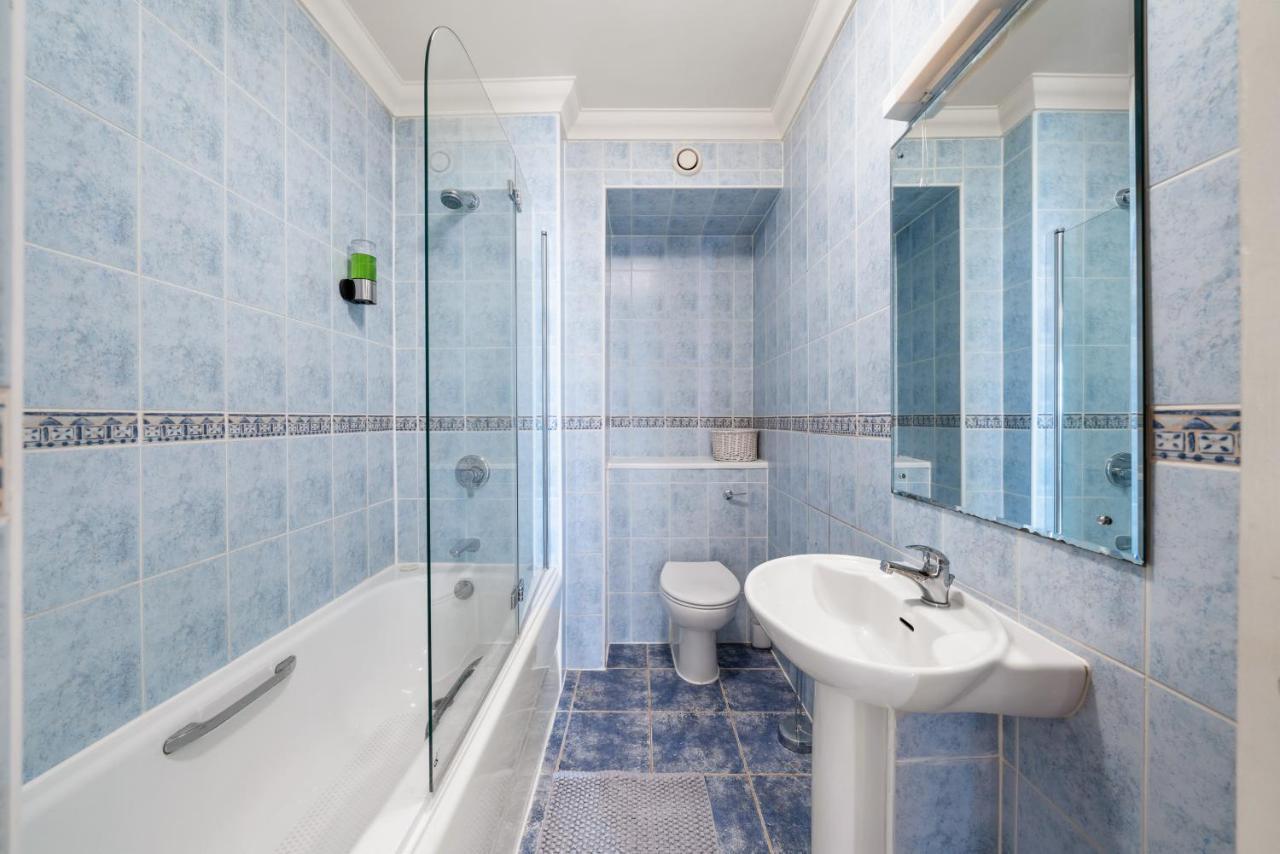 Apartment Terrific 2 Bed 2 Bath Apt With Gym & Roof Terrace -12 Mins From *