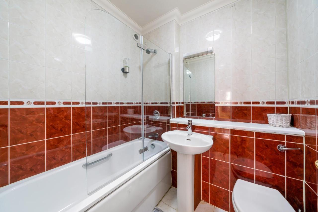 Apartment Terrific 2 Bed 2 Bath Apt With Gym & Roof Terrace -12 Mins From London