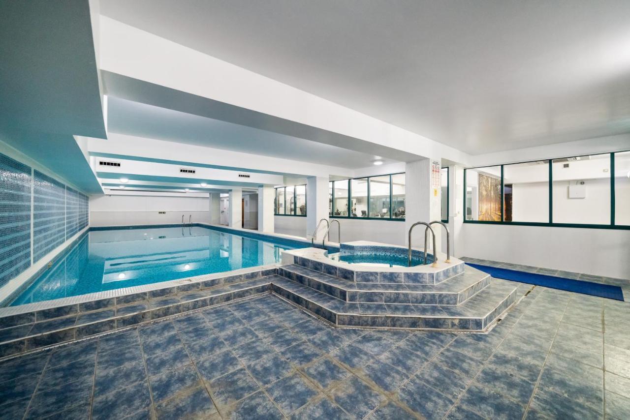 Terrific 2 Bed 2 Bath Apt With Gym & Roof Terrace -12 Mins From *