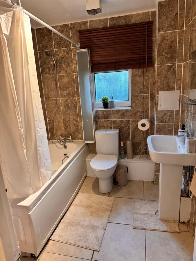 Apartamento A Beautiful One Bedroom Within The Heart Of London..fully Furnished Close To Social Amenities.. *