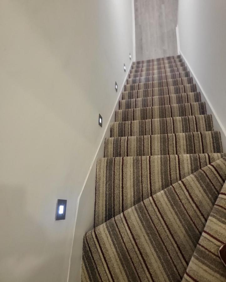 2 Bedrooms 2 Baths, 3 Toilets Excel And City Airport O2 Sleeps Up To 5, *