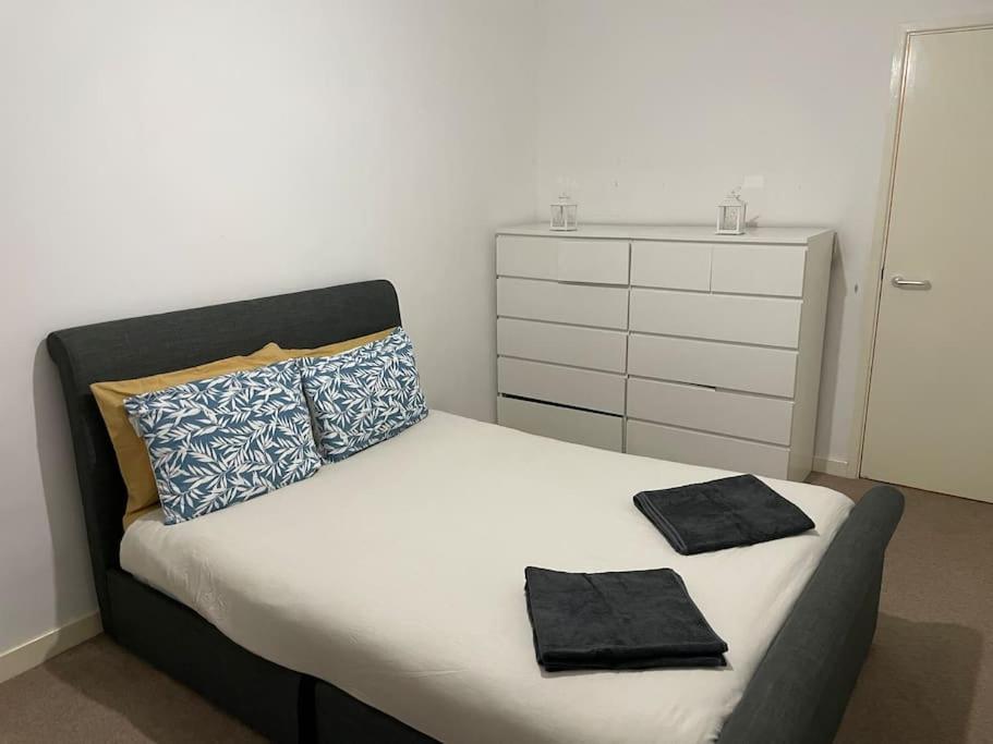 Spacious 2 Bedroom Modern Flat & Parking Appartement Londen