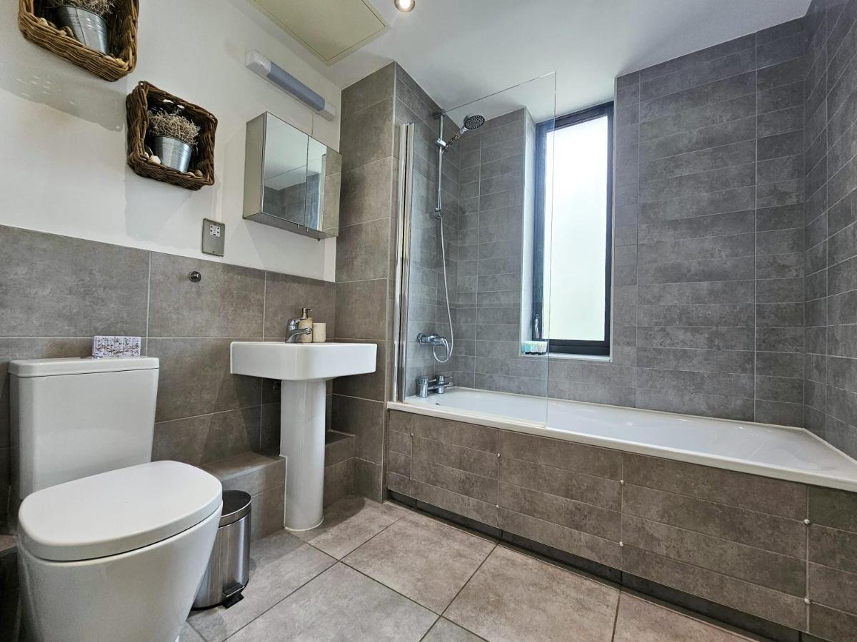 Centrally Located Spacious Flat Near Canary Wharf London