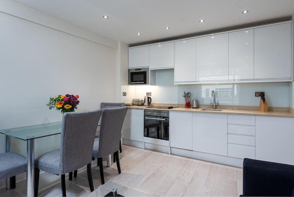 Apartment Chic - Fabulous Central Location In Zone 1 *