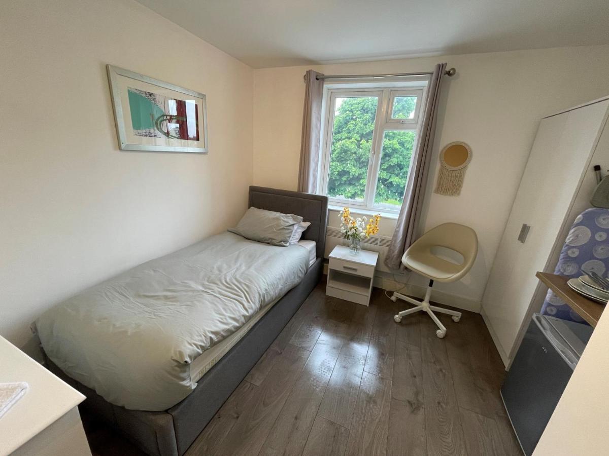 Letzi Private En-suite Near Wembley * London