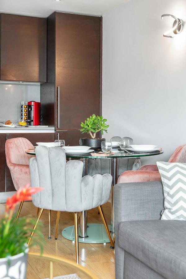 Stunning With Underground Parking! Apartamento *