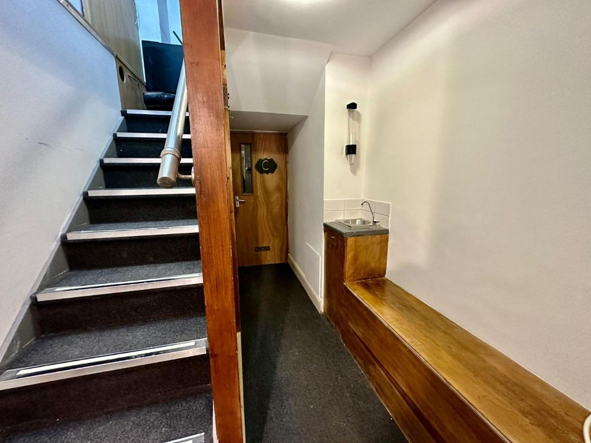 2 Mins To Euston Station, Triple Bedroom With Private Bathroom C Bed & Breakfast London