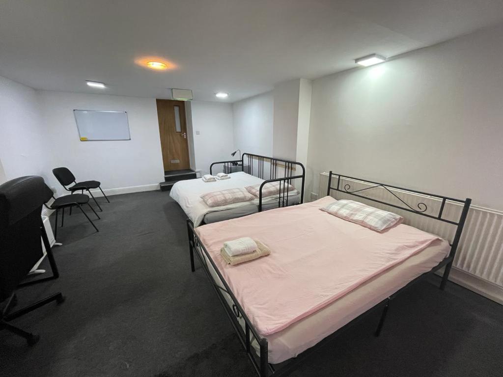 2 Mins To Euston Station, Triple Bedroom With Private Bathroom C Bed & Breakfast London