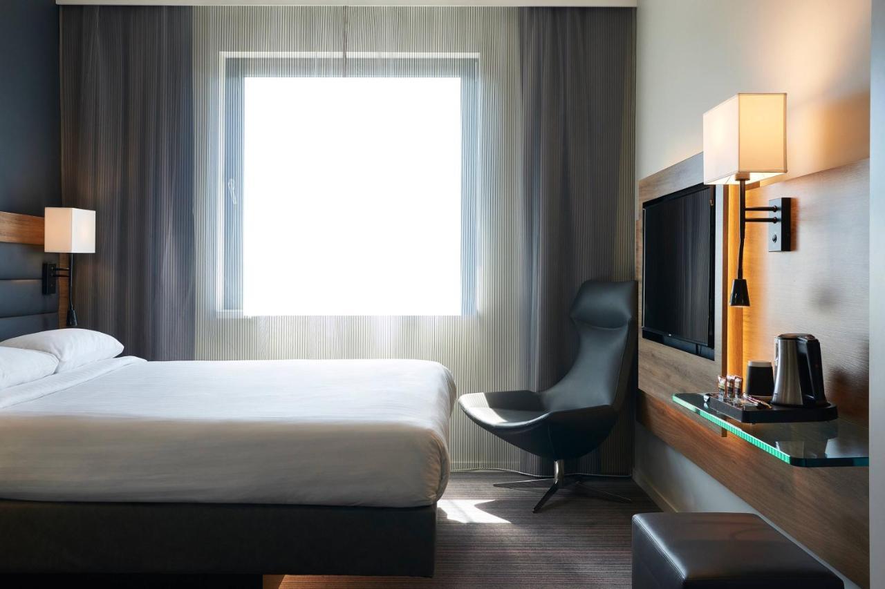 Moxy Excel Hotel 4*