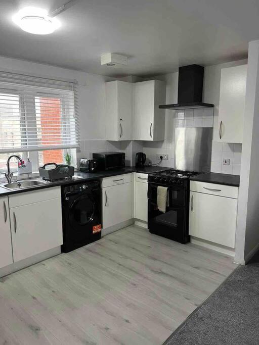 Spacious 1 Bedroom Unit In West * Londres