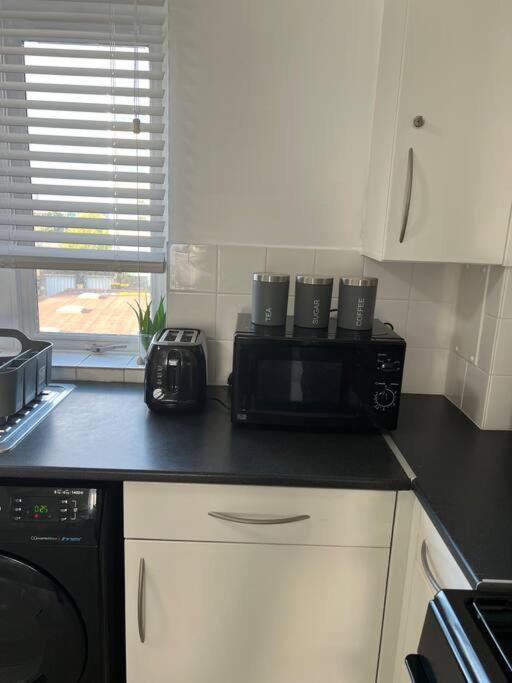 Spacious 1 Bedroom Unit In West Apartamento