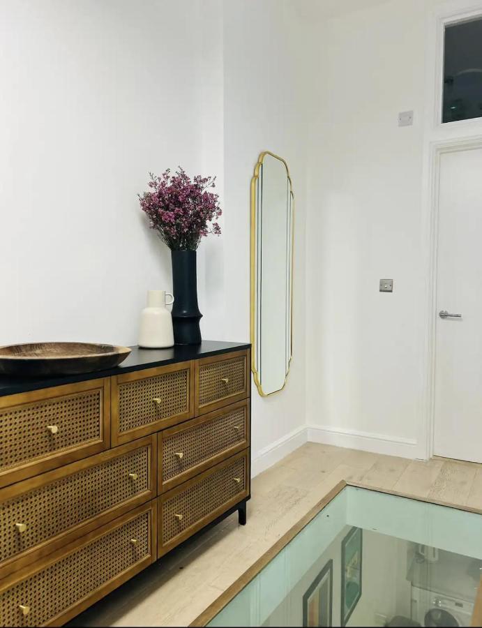 Gorgeous Split Level Belsize Park Londres