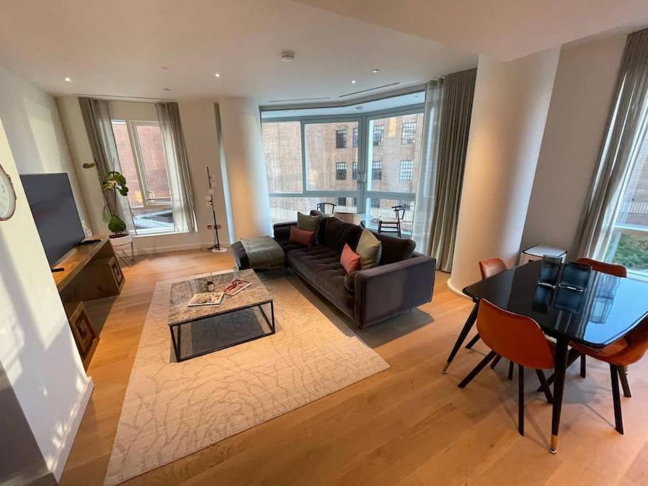 Luxury 3 Bed 3 Bath In Central *