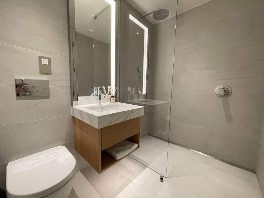 Luxury 3 Bed 3 Bath In Central Appartement Londen