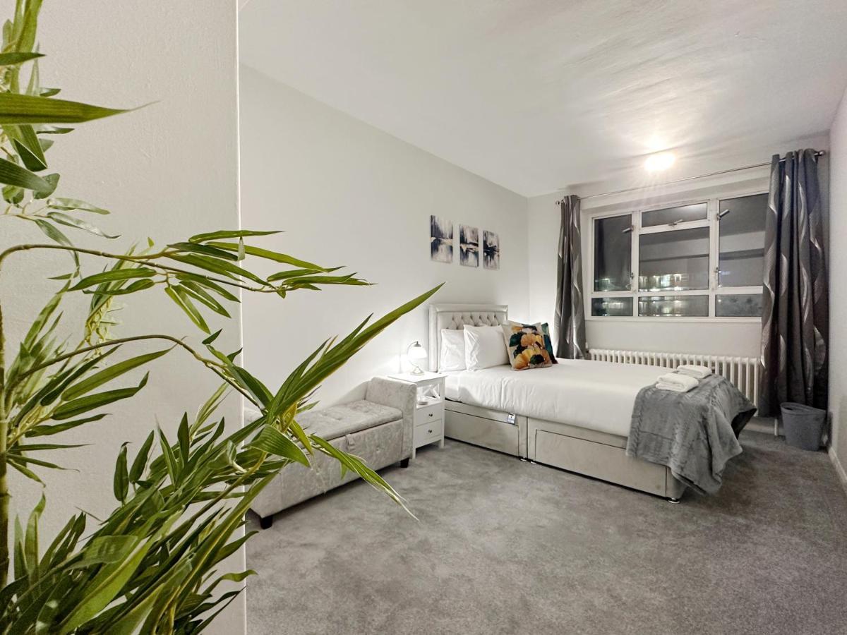 Apartment Zoey Place Near Thames River - 2 Double Beds, 1 Single Bed, Spacious, Ideal For Families