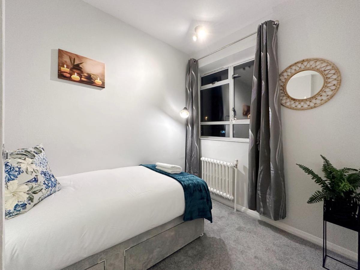 Apartment Zoey Place Near Thames River - 2 Double Beds, 1 Single Bed, Spacious, Ideal For Families *