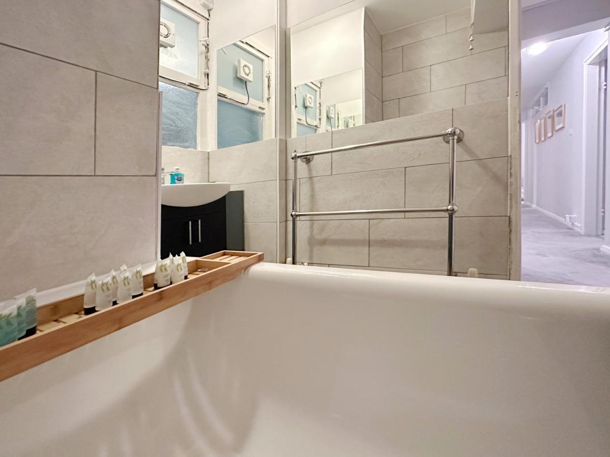 Apartamento Zoey Place Near Thames River - 2 Double Beds, 1 Single Bed, Spacious, Ideal For Families *