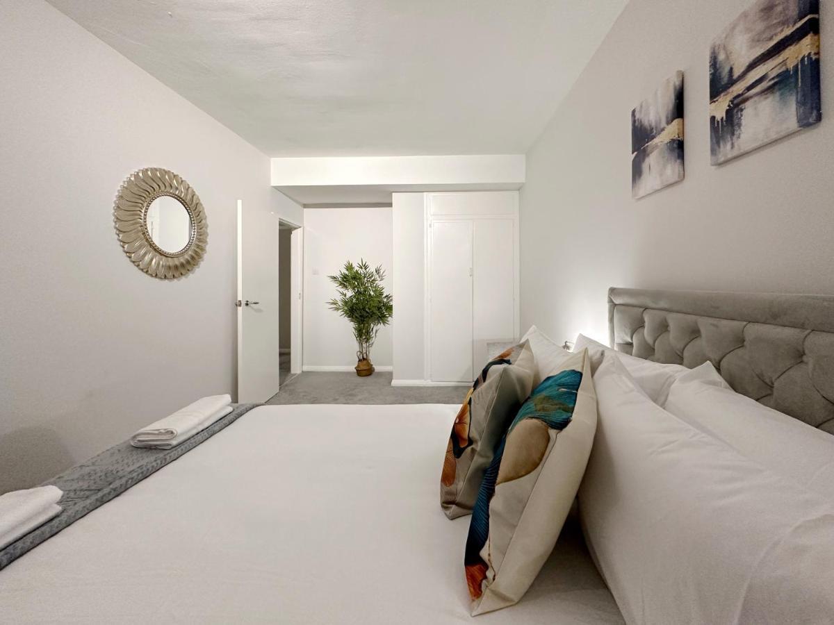Zoey Place Near Thames River - 2 Double Beds, 1 Single Bed, Spacious, Ideal For Families Apartment *
