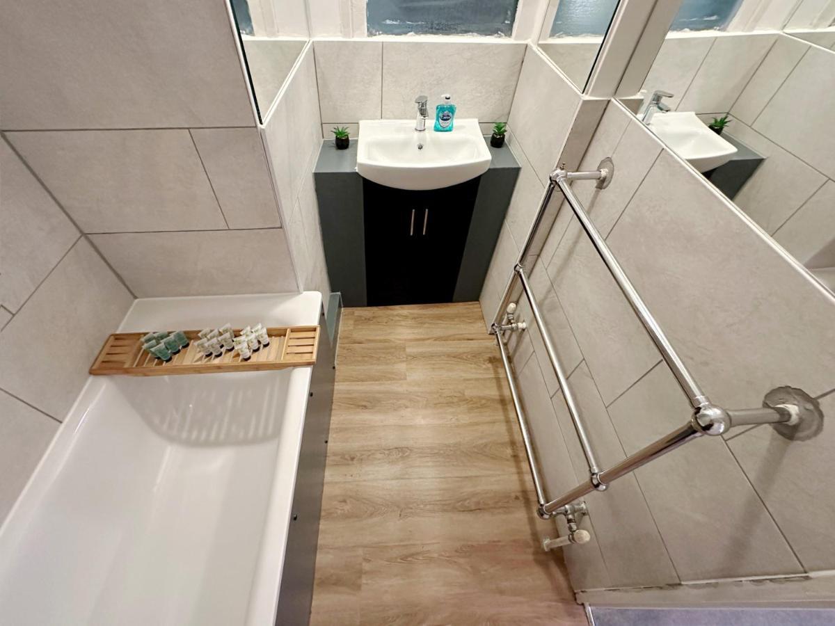 Zoey Place Near Thames River - 2 Double Beds, 1 Single Bed, Spacious, Ideal For Families *