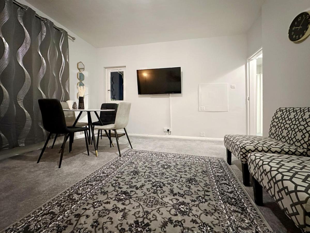 Zoey Place Near Thames River - 2 Double Beds, 1 Single Bed, Spacious, Ideal For Families Apartment *