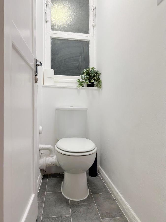 Zoey Place Near Thames River - 2 Double Beds, 1 Single Bed, Spacious, Ideal For Families Apartment *