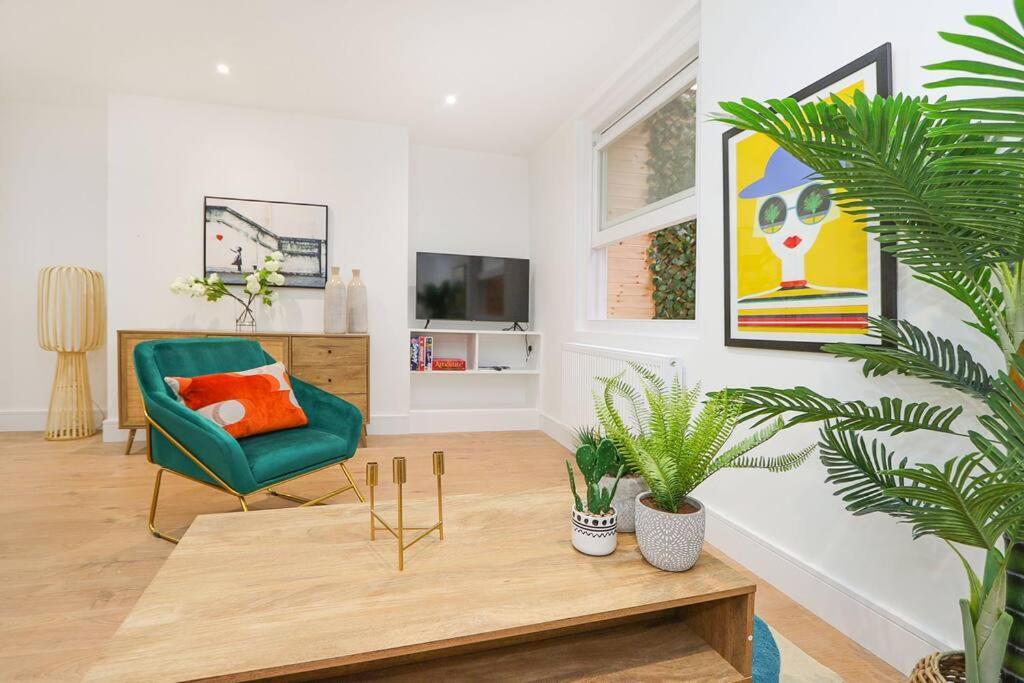 The Secret, 1 Bed Flat With Patio - Zone 2 Apartment *