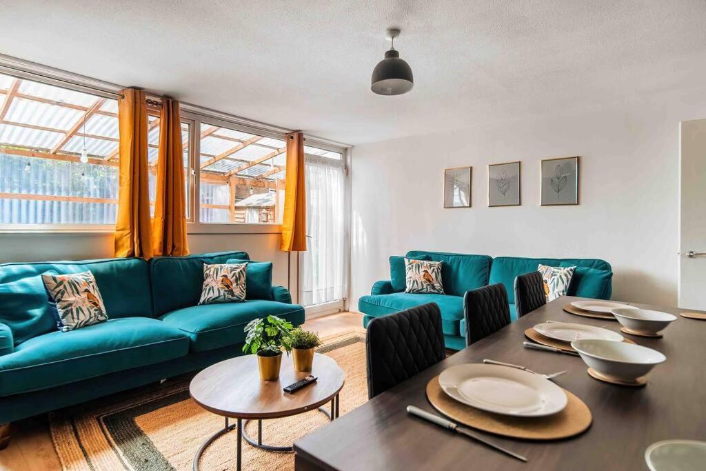 Casa de férias Contractor Base With Pool Table Londres