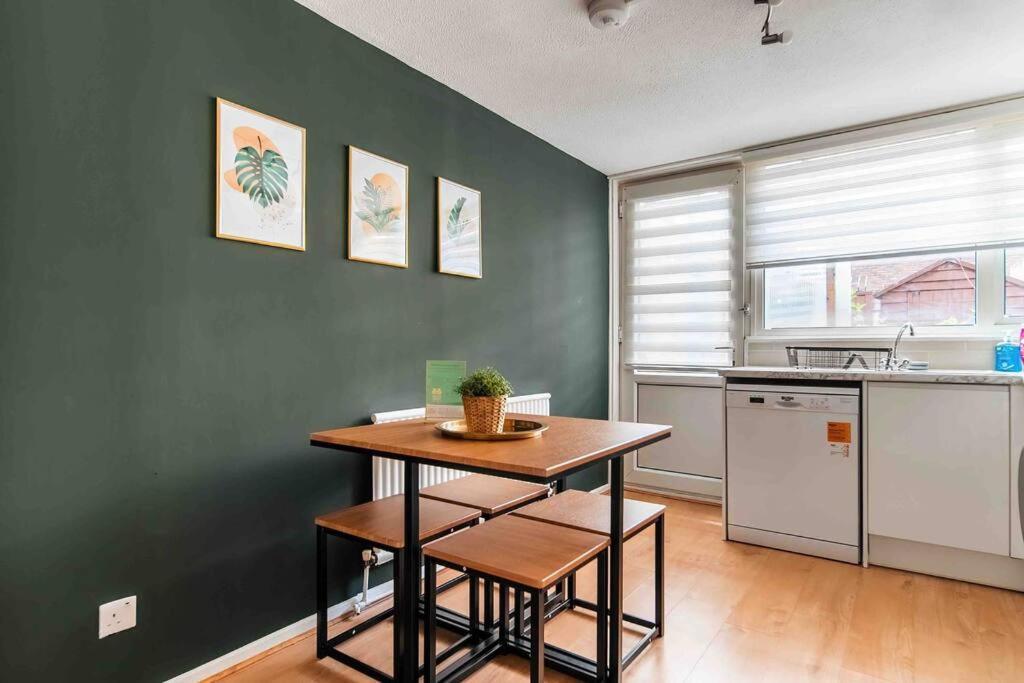 Contractor Base With Pool Table Сasa de vacaciones Londres