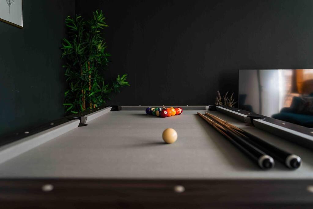 Contractor Base With Pool Table *