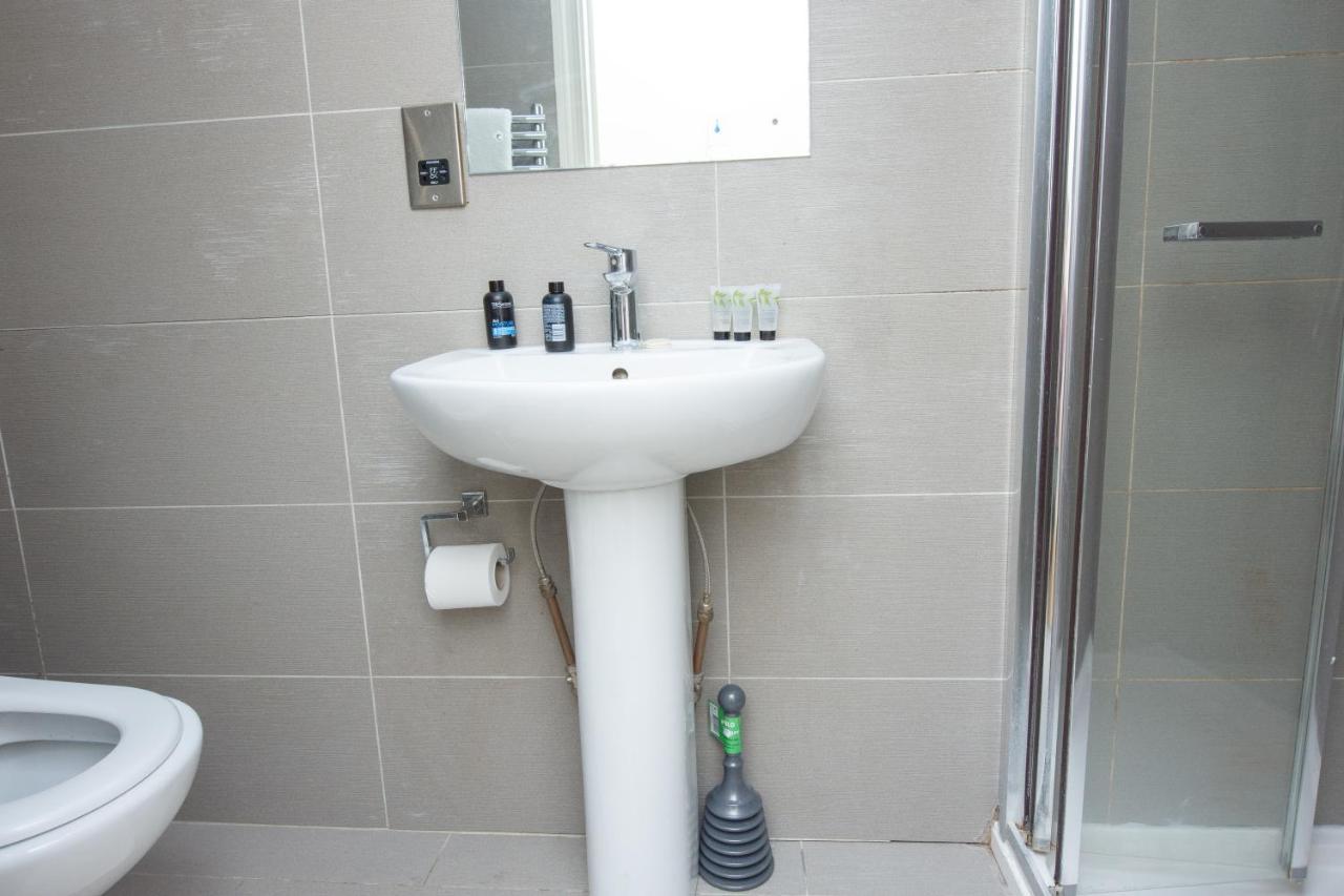 Evergreen Apartments-flat 5, *