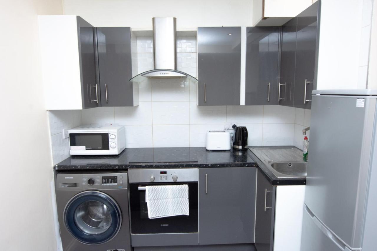 Evergreen Apartments-flat 7, *