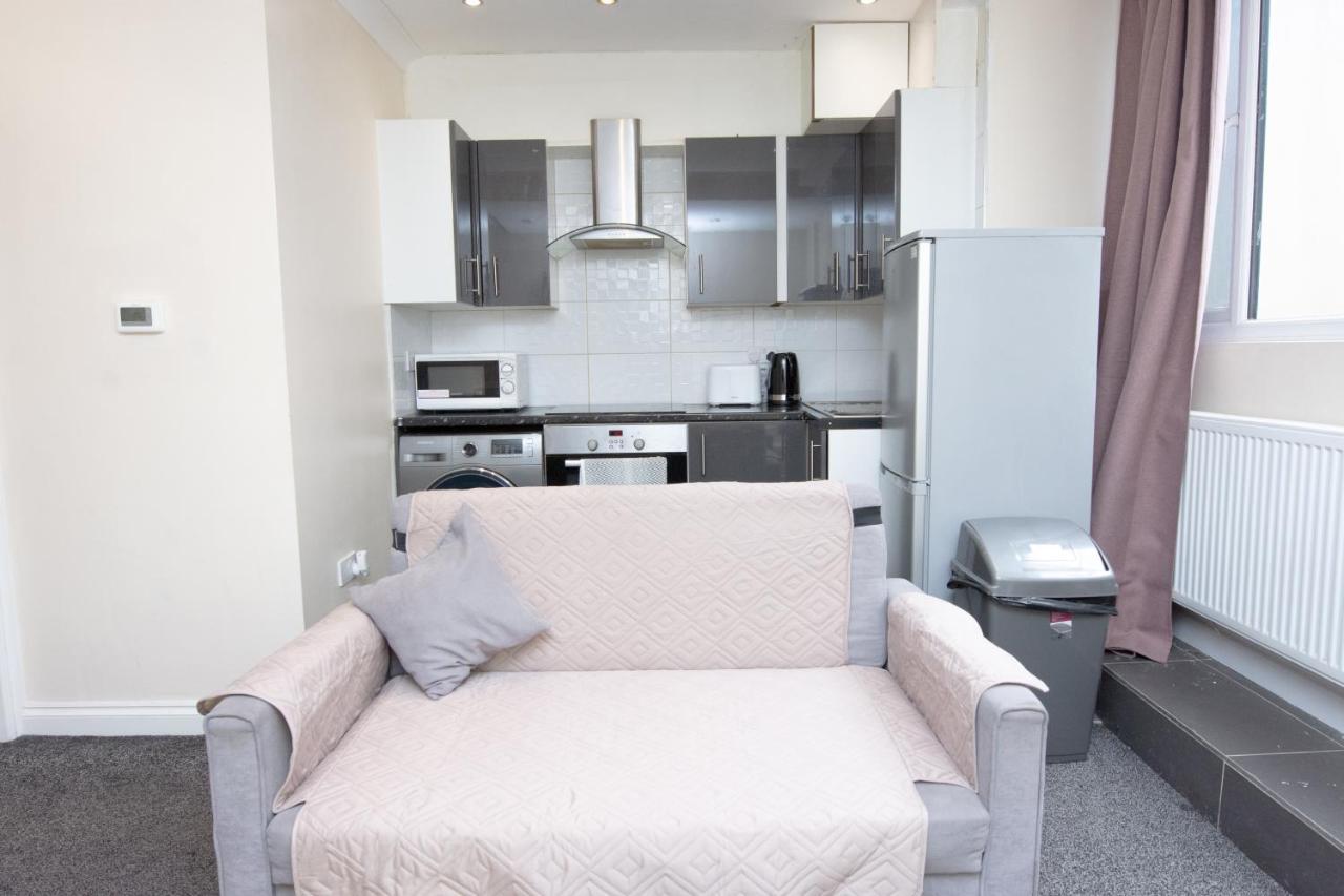 Evergreen Apartments-flat 7, *
