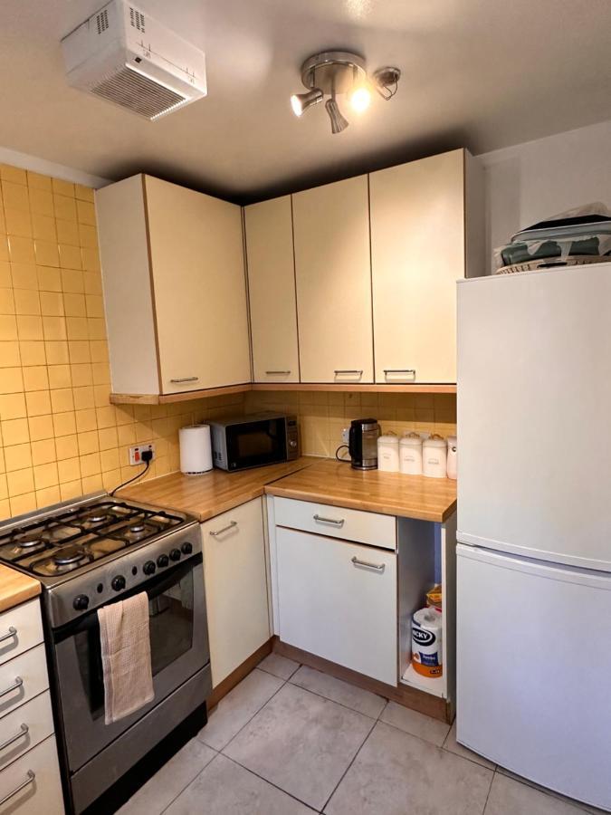 A Beautiful One Bedroom Within The Heart Of London..fully Furnished Close To Social Amenities..