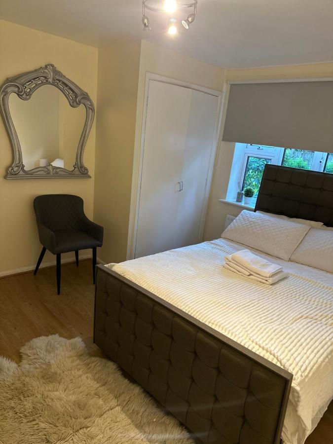 A Beautiful One Bedroom Within The Heart Of London..fully Furnished Close To Social Amenities.. Apartamento