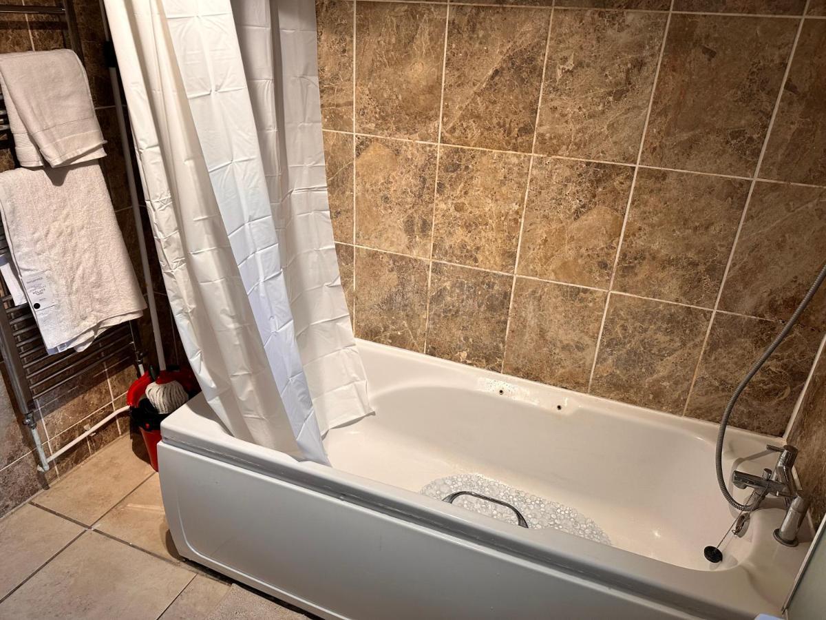 A Beautiful One Bedroom Within The Heart Of London..fully Furnished Close To Social Amenities.. Apartamento Londres