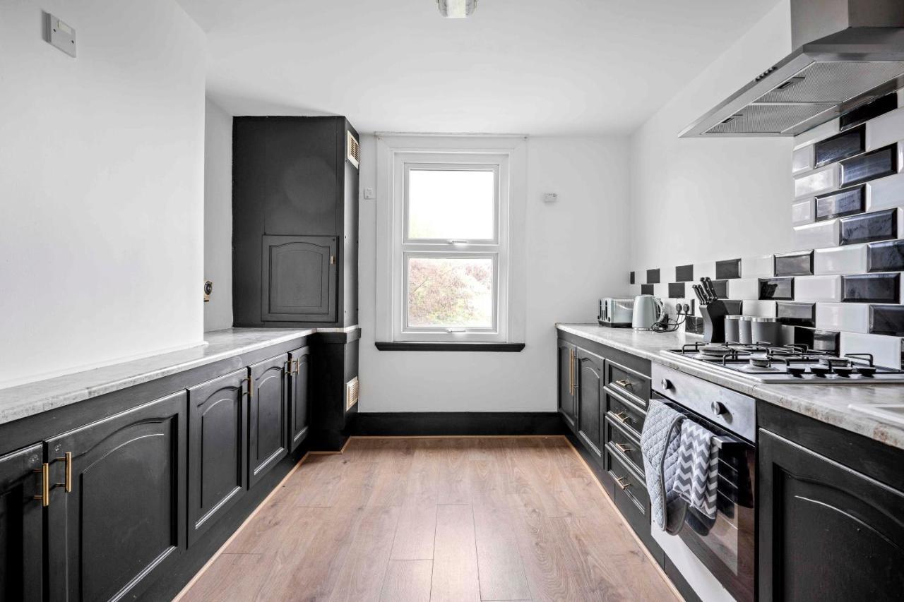 Parea Living - Hackney, 4-bedroom Victorian House W Big Garden Hébergement de vacances *