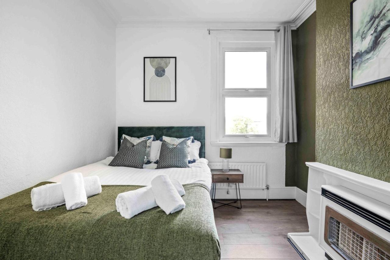 Parea Living - Hackney, 4-bedroom Victorian House W Big Garden Hébergement de vacances Londres