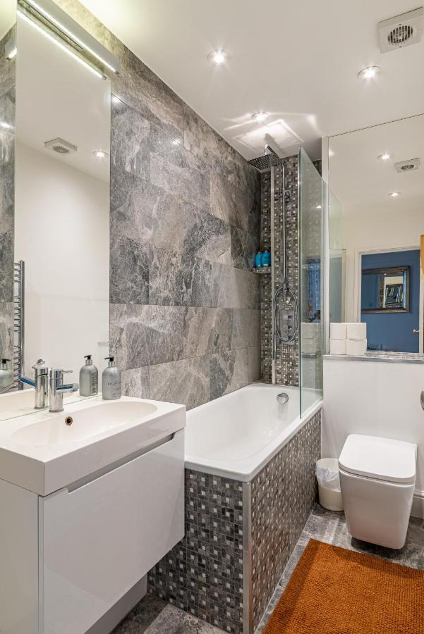 Specious Bright Flat With Garden In Londres