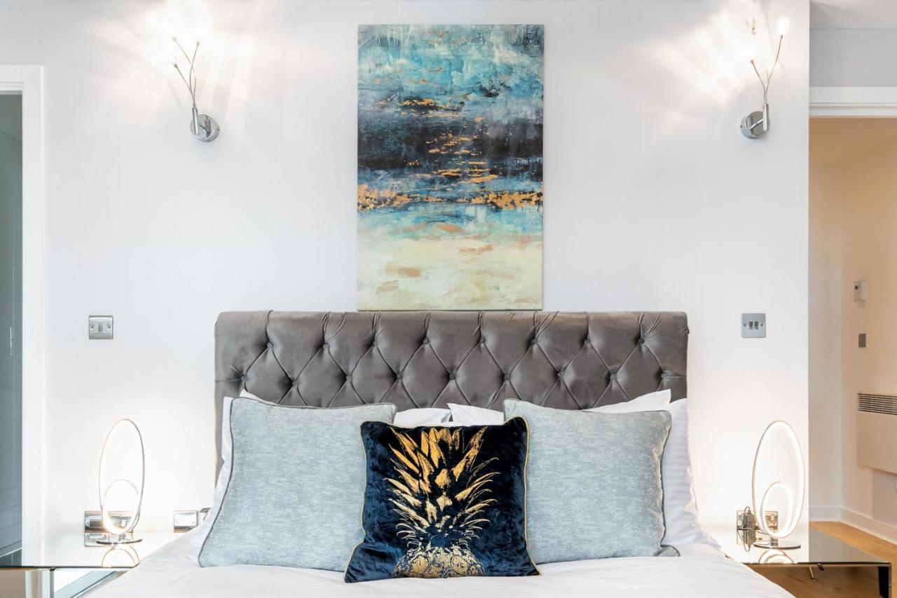 Stunning With Underground Parking! Apartment